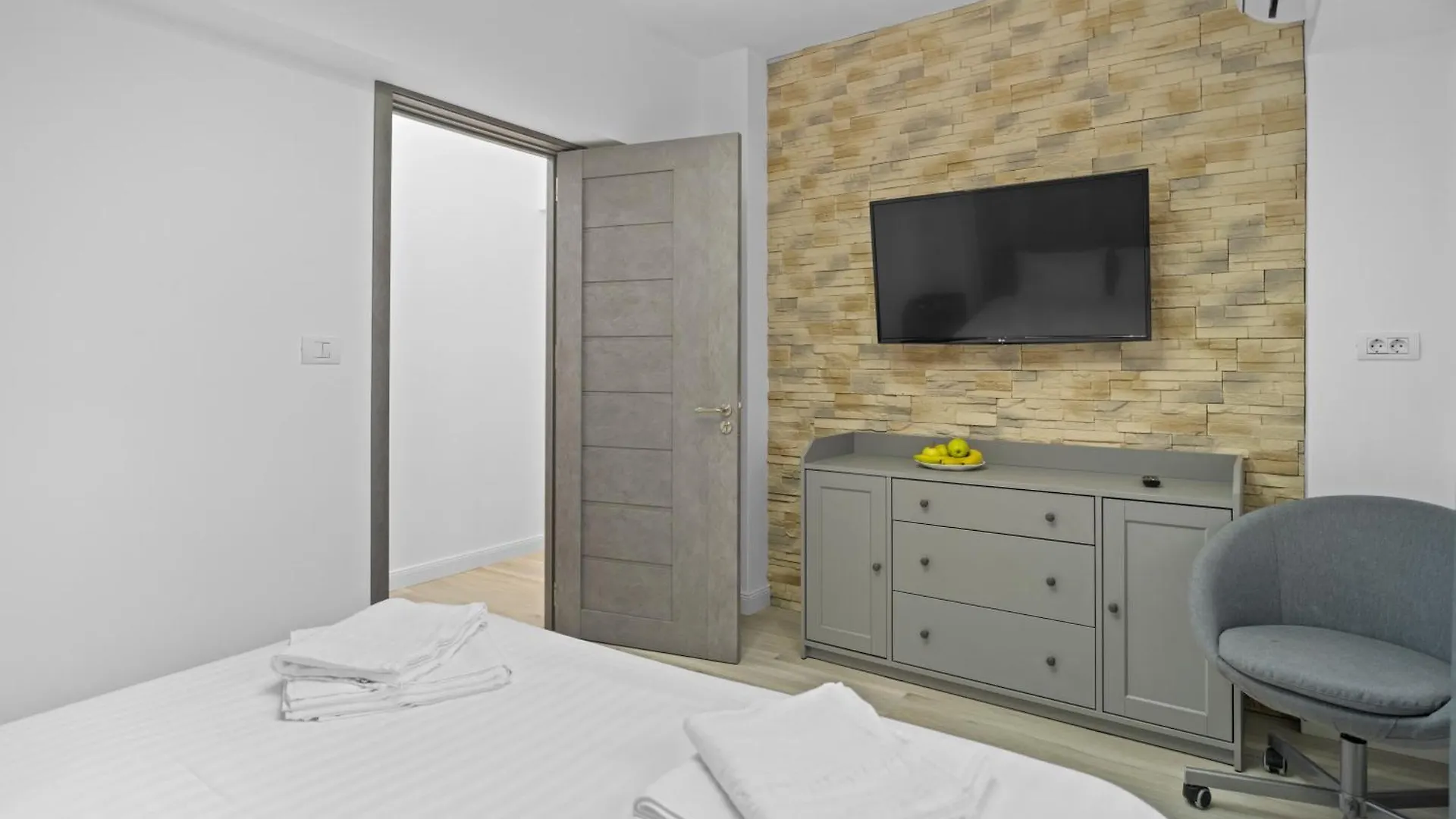 Luxurious Apartment With Balcony - Bibescu Ultra Central Bucharest