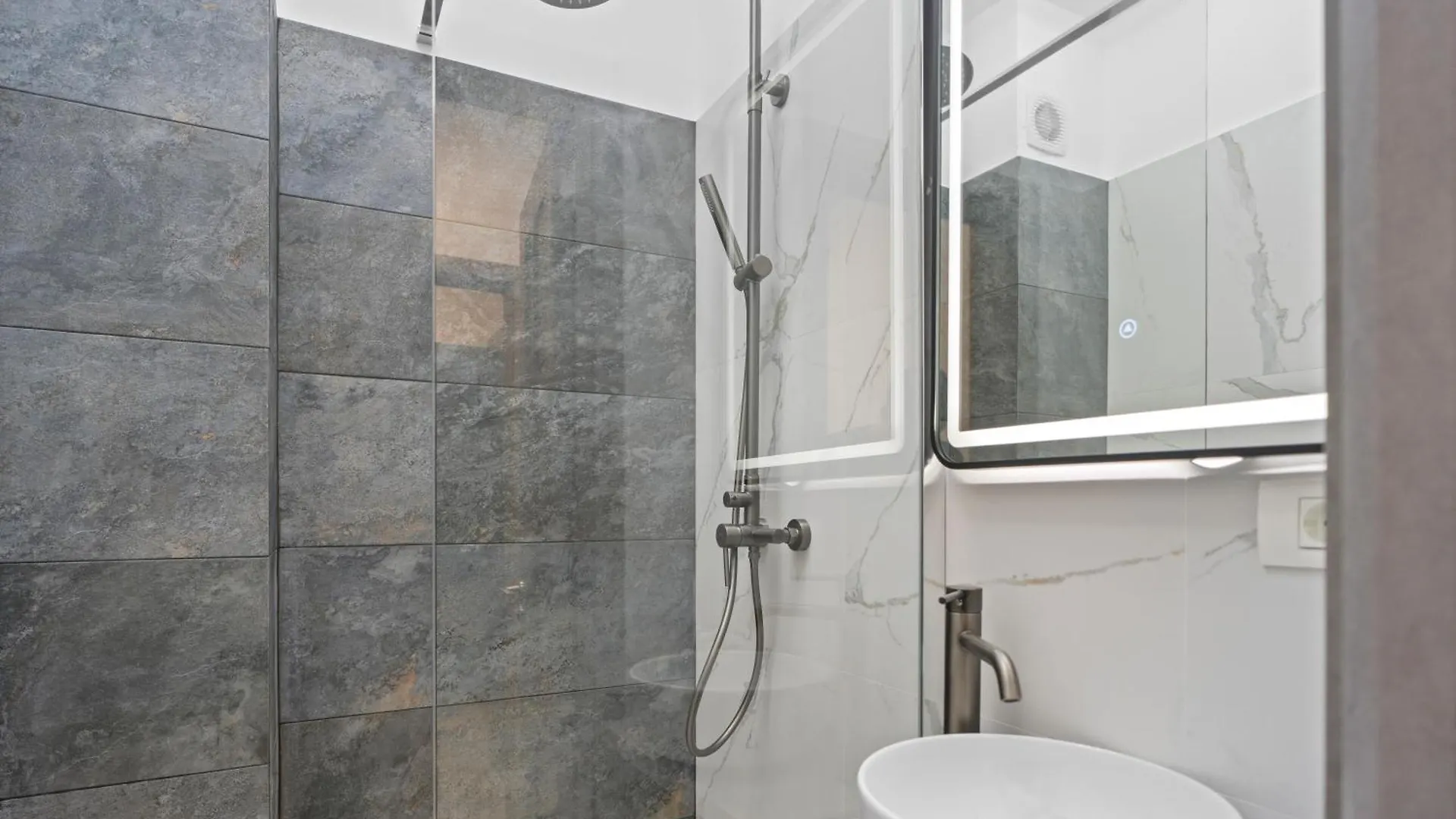 Luxurious Apartment With Balcony - Bibescu Ultra Central Bucharest