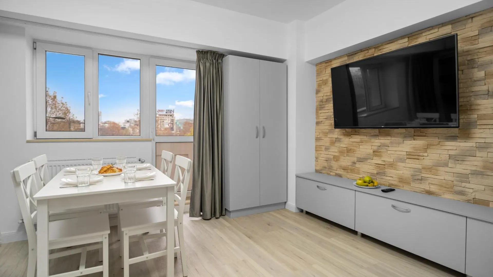 Luxurious Apartment With Balcony - Bibescu Ultra Central Bucharest