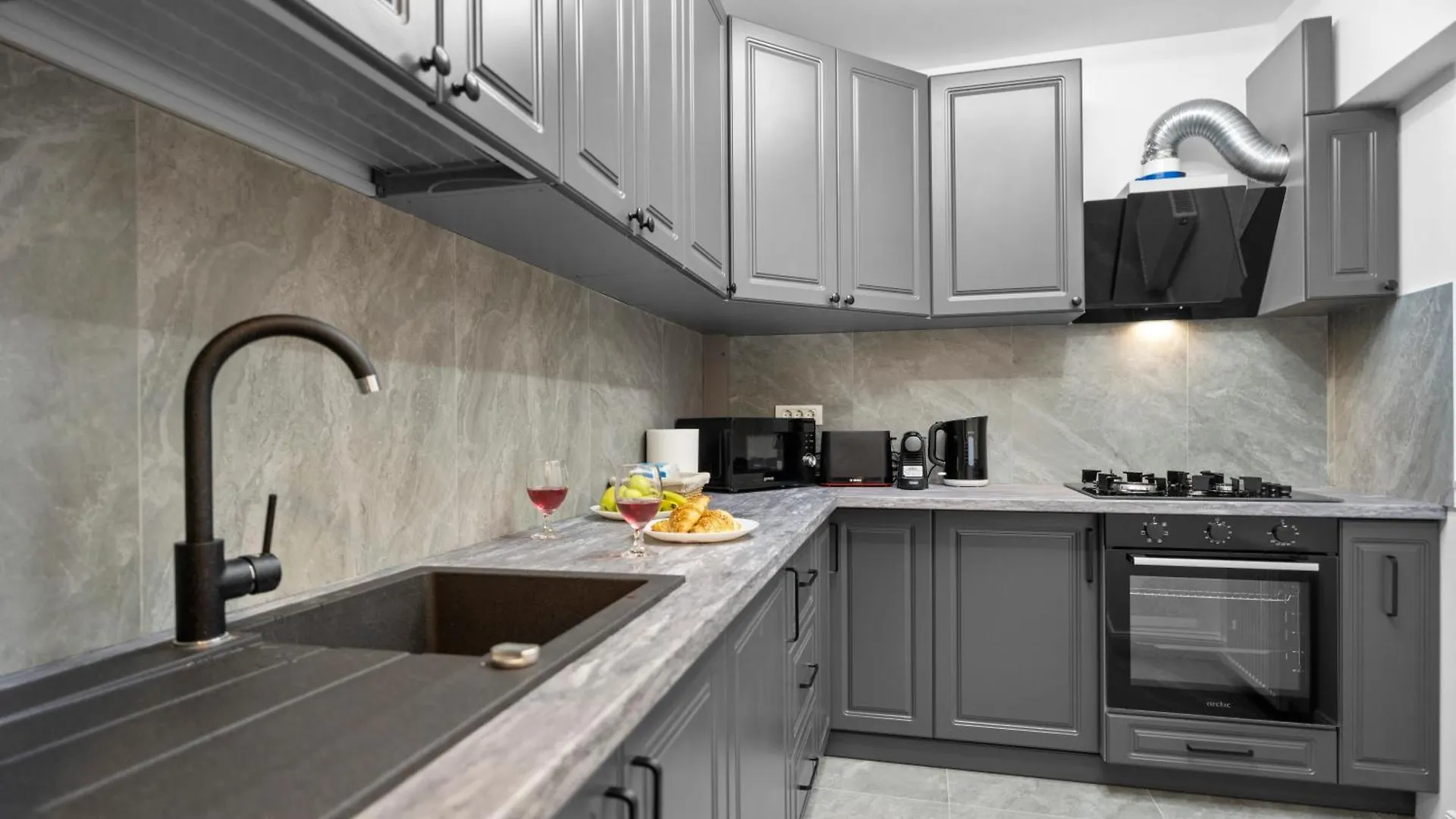 Luxurious Apartment With Balcony - Bibescu Ultra Central Bucharest Romania