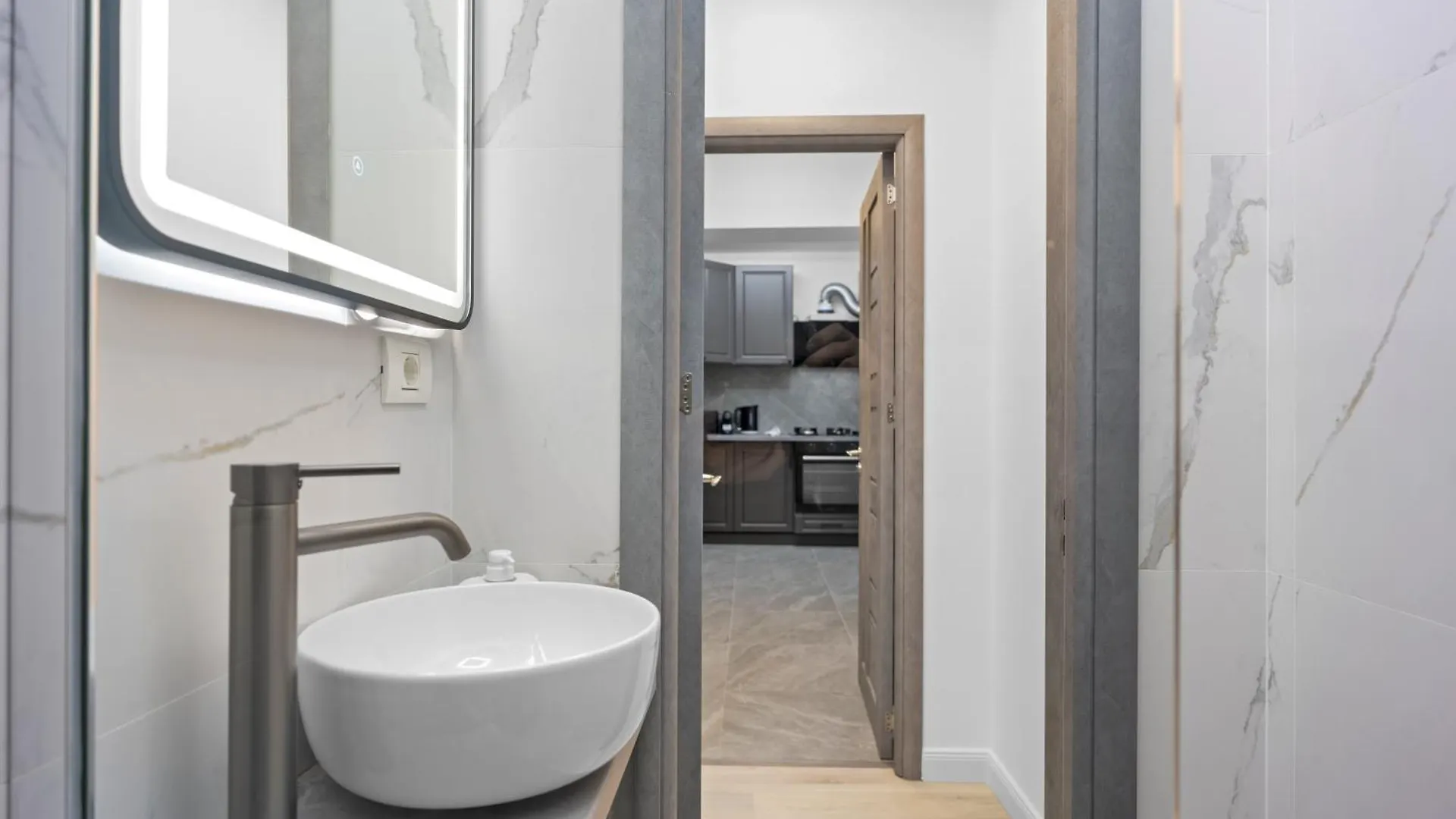 Luxurious Apartment With Balcony - Bibescu Ultra Central Bucharest Romania